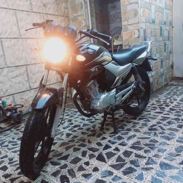 دراجة شركة ياماها  YAMAHA لاصلي دراجة عل وضع البادي ممفتوح برغي بيها نضيفة كلش شوفت عينكم 2سويجات حتا العدة مال دراجة موجودة 5نمر نضام بطح دراجة بلادية سعر مليون و٣٠٠ مكاني بغداد الشعب *********** بغداد

