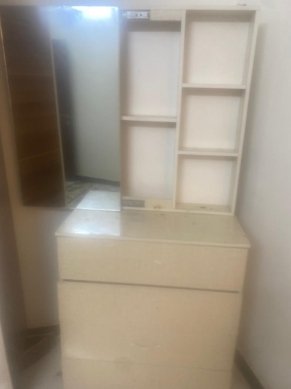 للبيع كنتور 
وميز توليت 
***********
