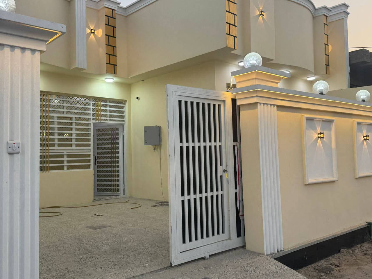 الهم صلي عل محمد وال محمد
يعلن مكتب السبطين للعقار عن توفير دار للبيع 

المساحه 200 متر 

بناء جديد درجة اولى وغير مسكون سند 25 

بناء طابوك النهروان الاساس والسقف صب كونكريت 

يحتوي عل غرف عدد 2

وصاله ومطبخ واستقبال وصحيات خارجيه وداخليه 

البيت متكامل الى اخر درجه التبليط باب البيت  

يبعد عن الشارع العام 40 متر اي خلف التجاري مباشر

العنوان نجف الاشرف كوفه براكيه قرب جامع الخزاعل 

السعر (92) مليون مع المجال 

للاستفسار اكثر الاتصال عل الارقام التاليه 

***********

اومراجعه المكتب السبطين للعقار الكائن في النجف الكوفه البراكيه قرب جامع الخزاعل
