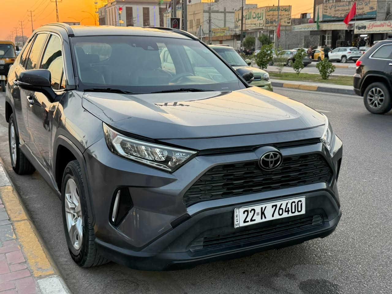 السلام عليكم 
رافور 2021 xle
فول مواصفات مكينه 2500

شاحن لا سلكي 
بصمه 
سايد بريك بصمه 
تحكمات 
كشن كهرباء 
والمواصفات المعروفه 

سيارة كلش جديدة واحلا من الصور لا لا بارد لا صبغ لا خدوش عدا الموضح بالحادث وبالسونار  بديهه صافي وجديده 

مكاني كربلاء 
عارضهه 196 $

وبيهه مجال قليل
***********
