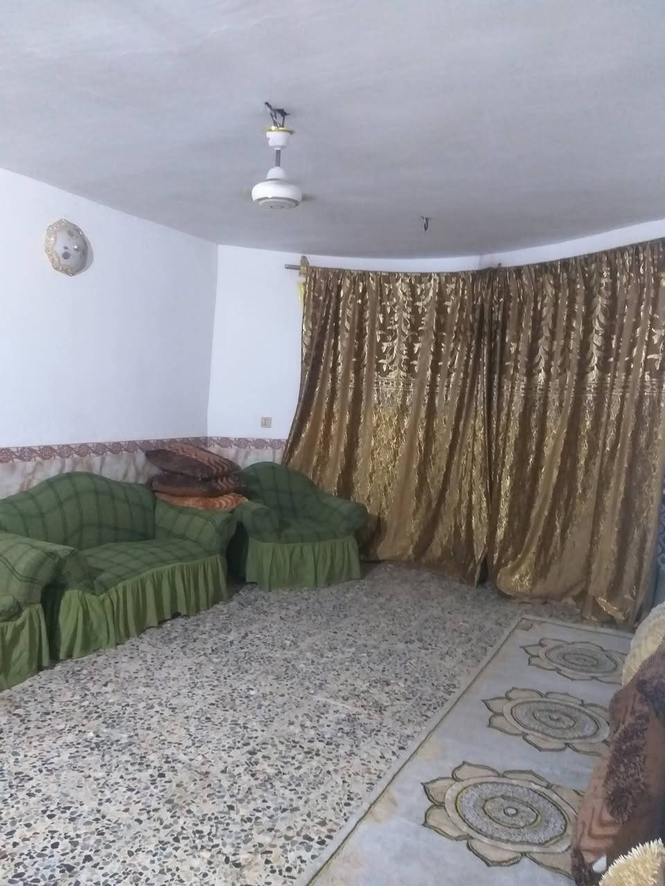 السلام.عليكم.دار.للبيع.حي.الكوفة.بالقرب.من.اسواق.ادم.المساحة.٢٠٠متر.واجهة١٠متر.نزال٢٠متر.طابقين.مسلح.الاول.٣غرف.نوم.استقبال.الثاني.٣غرف.نوم.حمام.تواليت.مشترك.المنطقة.تبليط.كهرباءمإء.مجاري.جديدة.مقرنص.مع.البيت.جهاز.رافع.قدرة.مع.خزان.ماء.٢.مع.ماطور.ماء.او.مراوس.وحسب.الاتفاق.بين.الطرفين.مبأيل.***********.بالتوفيق.
