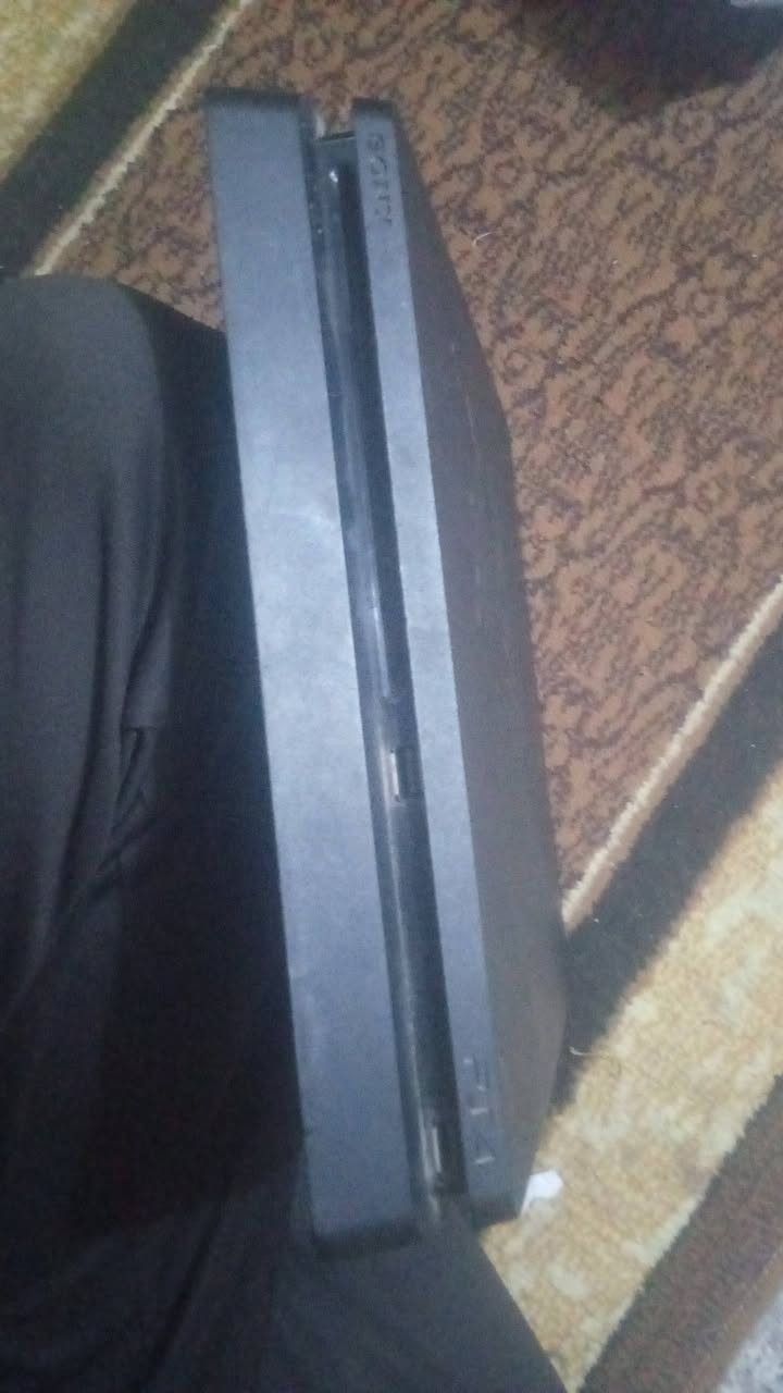 السلام عليكم ، بلي فور سلم مهكر ، ويا جوستكات اكثر من 2  بي خلل بسيط بـالماطور مال قرص مياثر لان البلي مهكر ،نضام 11.02 ، السعر 275 وبي مجال ، للتواصل *********** واتس ، *********** ، واتس وخط
