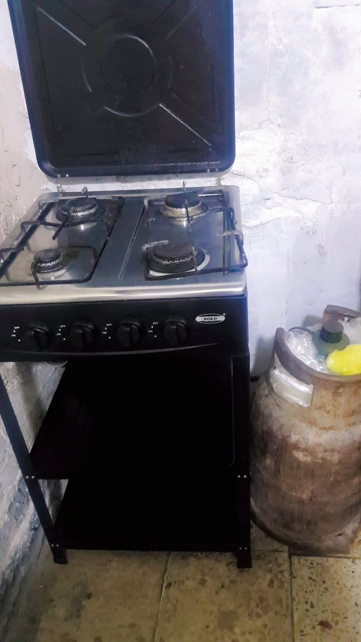 غراض منزليه للبيع مكينه مال لحيم وطباخ وثلاجه وقنينه وبلازمه حجم 32 وكاونتر السعر 450 فقل الستفسار واتساب فقط *********** او ع صفحه
