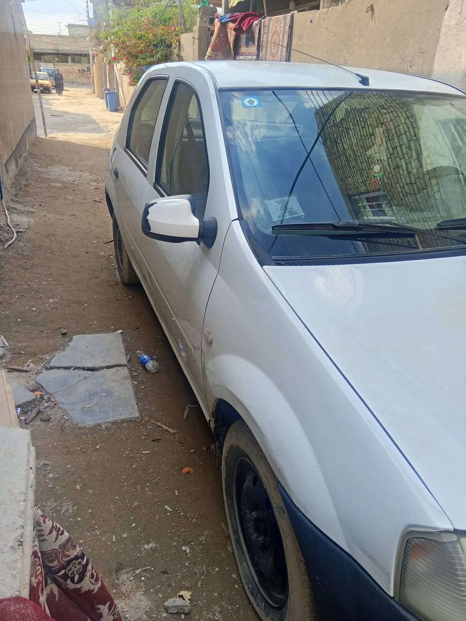 سلاام عليكم سياره رينو الوكان اسمي بغداد رقم انكليزي تحويل مباشر محرك وكير خير من الله سياره نضيفه خياسات بسيطه شويه العنوان بغداد رشاد رقم ***********
