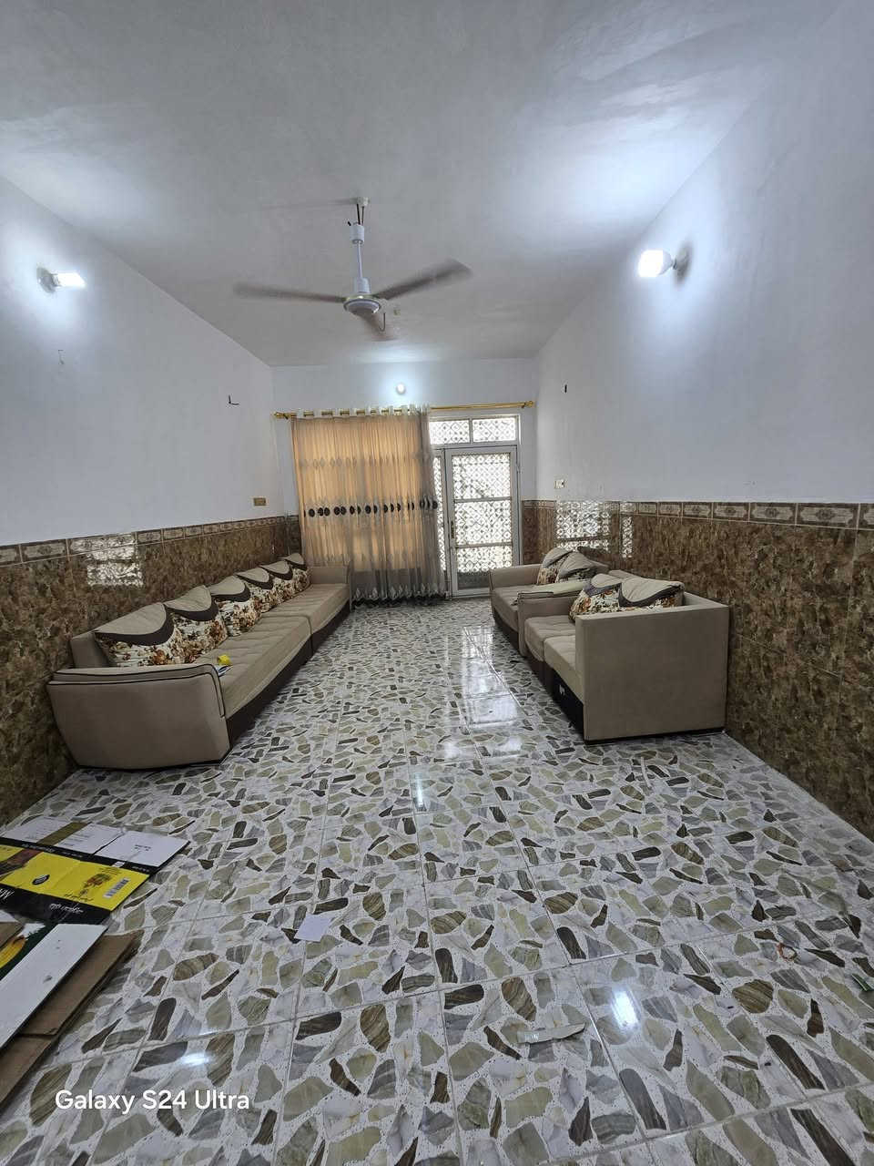 بيت لبيع بشارع المطار الجديد المساحه ١٥٠متر يحتوي على غرف٢ وصاله ومطبخ وستقبال ومكشوفات٢ وصحيات داخليه وخارجيه السعر ٦٨وبي مجال مكتب بركات ام البنين مقابيل شارع السبيس للستفسار *********** كونكريت البناء بلوك مع الاثاث
