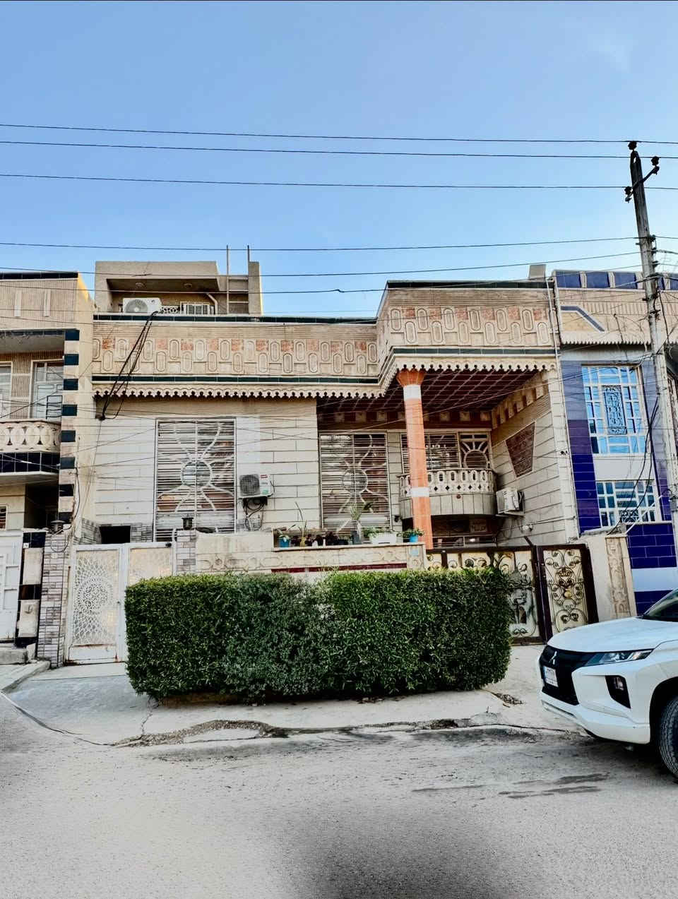 ملاحضه / العنده عقار 🏡#للبيــــــع ويريد يبيع #دزونه كافه التفاصيل العقار مع ذكر السعر وصور للعقار ورقم التلفون ☎️وان شاء الله باقرب وقت ينباع ان شاء الله🤲❤️
—————————————————————————

🔸 مشتمل للبيع طابو صرف مناسب جدا جدا✅
60متر قطع من دار مقطوع ومفصول بالكامل 
  الواجهه 4م والنزال 15م 
بناء حديث اخو الجديد بناء سنه 2020

🔸الطابق1️⃣ كراج وخدمات خارجيه واستقبال ومطبخ حار وبارد وصحيات 
 الطابق…2️⃣ غرفتين نوم وخدمات وحولي               
الطابق ...3️⃣ بيتونه وسطحين

🔸موقع الدار ممتاز جدا📍الشعب بين شارع الصحه وبين شارع عدن قرب جامع الحق
 (شارع نافذ وشارع عريض 15م ورصيف عريض 4م)

+مناسب لحك قبل لاينباع // ملاحظه اذ تحب تاخذه 
وتستثمره يتاجر ب500 الف ايجار سريع
🔸السعر: 125 وقابل للتفاوض 
(الارضيه مرمر وسقوف ثانويه وديكورات كامله لكافأ البيت 
وبناء كله ممتاز وحديث تكمه كامل مكمل تستلمه )

مكتب ابو علي الدراجي للعقار 🏛️
الشعب-نهايت شارع الصحه-مقابيل كرزات ركن الصحه 
***********📞
 ***********📞
***********📞
