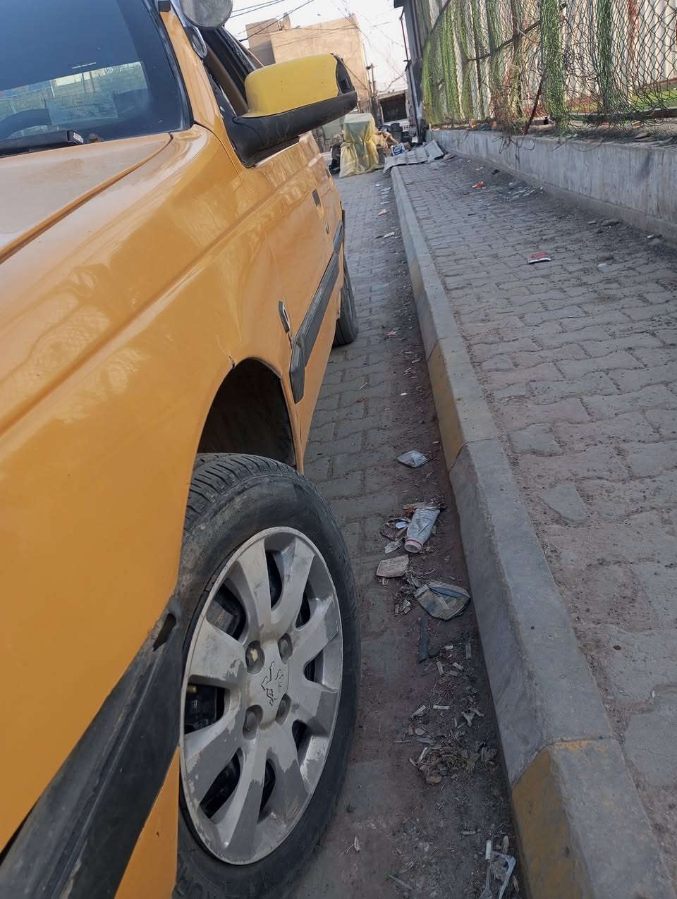 السلام عليكم بيجو لميس موديل 2015 بيها صبغ بل بنيد شويه مو كله بسبب رصعه مبينه بل فيديو والجاملغ الخلفي مكحل  موضح بل فيديو بيها خيط بس مكينه نشطه ونضيفه ما مبين عليها سياره كدامك وتجي وتفحص وشوف وتقتنع سعر 37 وبيها مجال حك الجيه عنواني بغداد الحرية رقمي ***********
