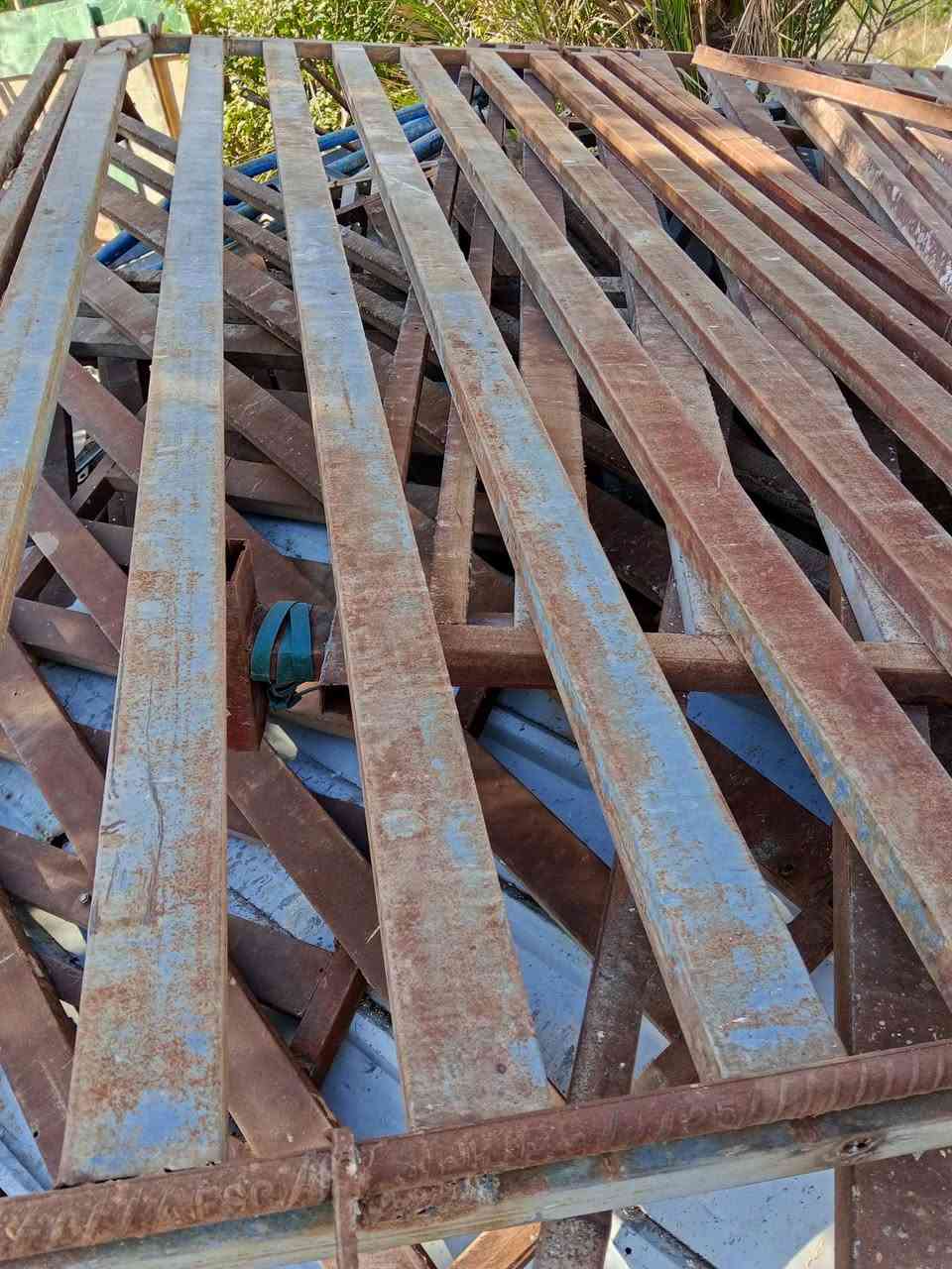 روط وسياج طول 80 متر ابيع شلع على الطن 400 الف لطن الواحد رقمي ***********
