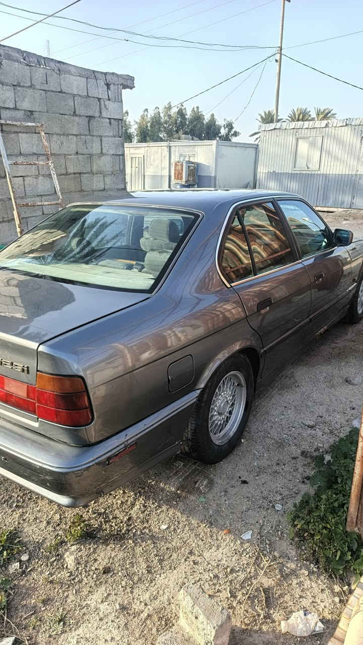 سلام عليكم من رخصه لادمن بي ام للبيع موديل ١٩٩١بسمي سنويه ٢٠٢٧حجم 525مسكر عدله مكيته  وكير خير من الله تخم تاير جديد حداديه كله جديده السعر ٥٥ ورقه وبيه مجال ***********
