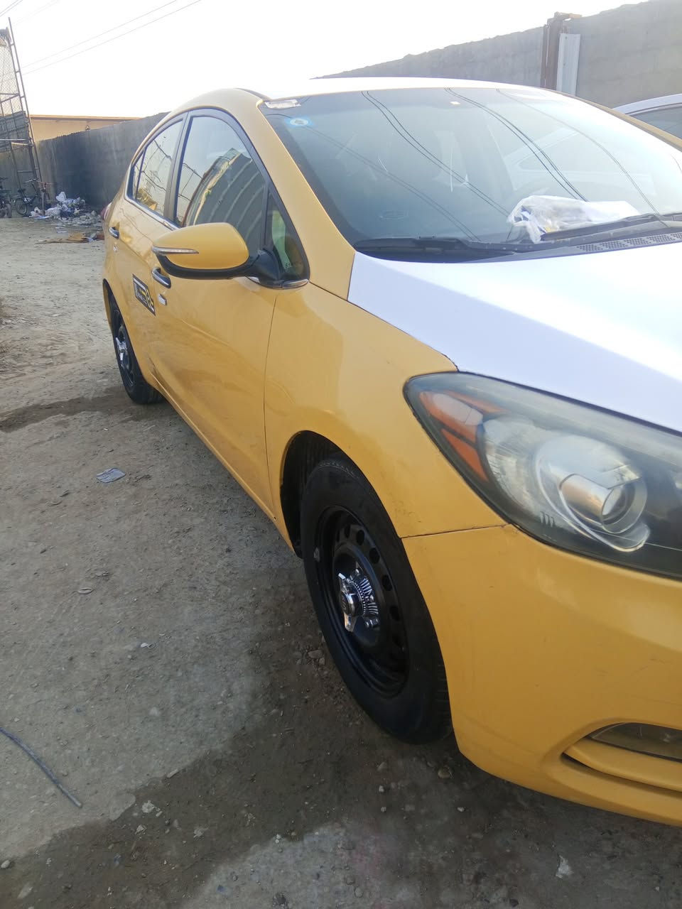 السلام عليكم كيا فورتي موديل 14 وارد امريكي مكينه جي دي اي200 ماشيه 173  مصفره هيئه وغرامات   مثل ماموضح بل سونر فقط سياره خير من الله مال خبزه وبالعافيه عليه الي ياخذها يشهد الله السعر 1005 وبيه مجال الطيبين ورجائا الي ماتعجبه لايعلق السوك كلشي بيه البلديات قرب تقاطع الكهرباء غير متواجد على النت شراي اتصل *********** ‏‪***********‬‏
