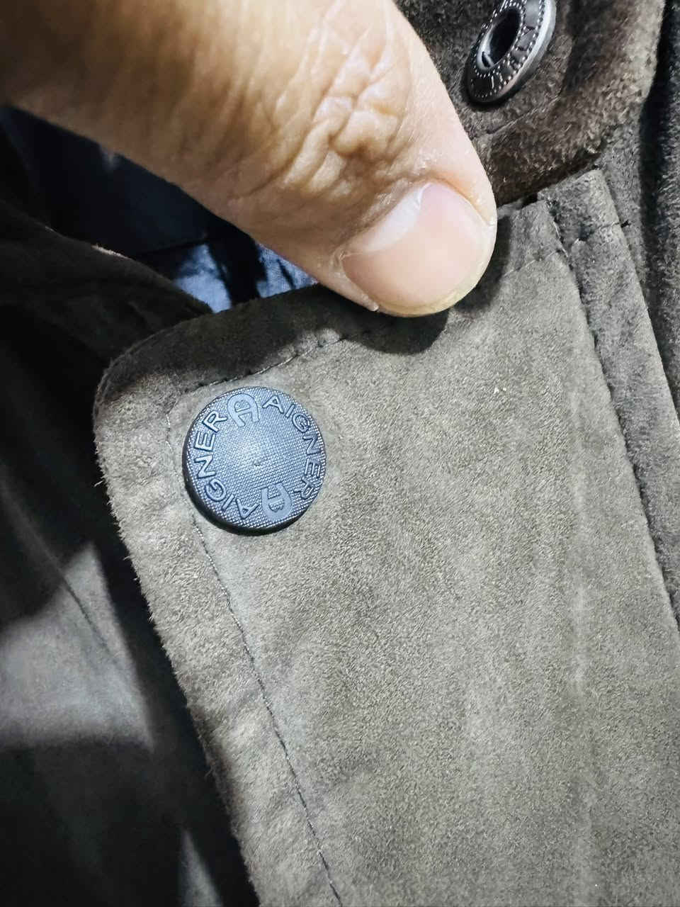 قمصله جلد طبيعي شامو من ماركت انكر العالميا نضافه 95 نضام القمصله تلبس من وزن 120 اله وزن 140 وتفاصيل القمصله بل صور الاستفسار خاص او التصال ***********
