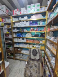 فاترينات المنيوم شغل ثقيل للبيع العدد 10 قطع  مع ميز عرض  07809373289