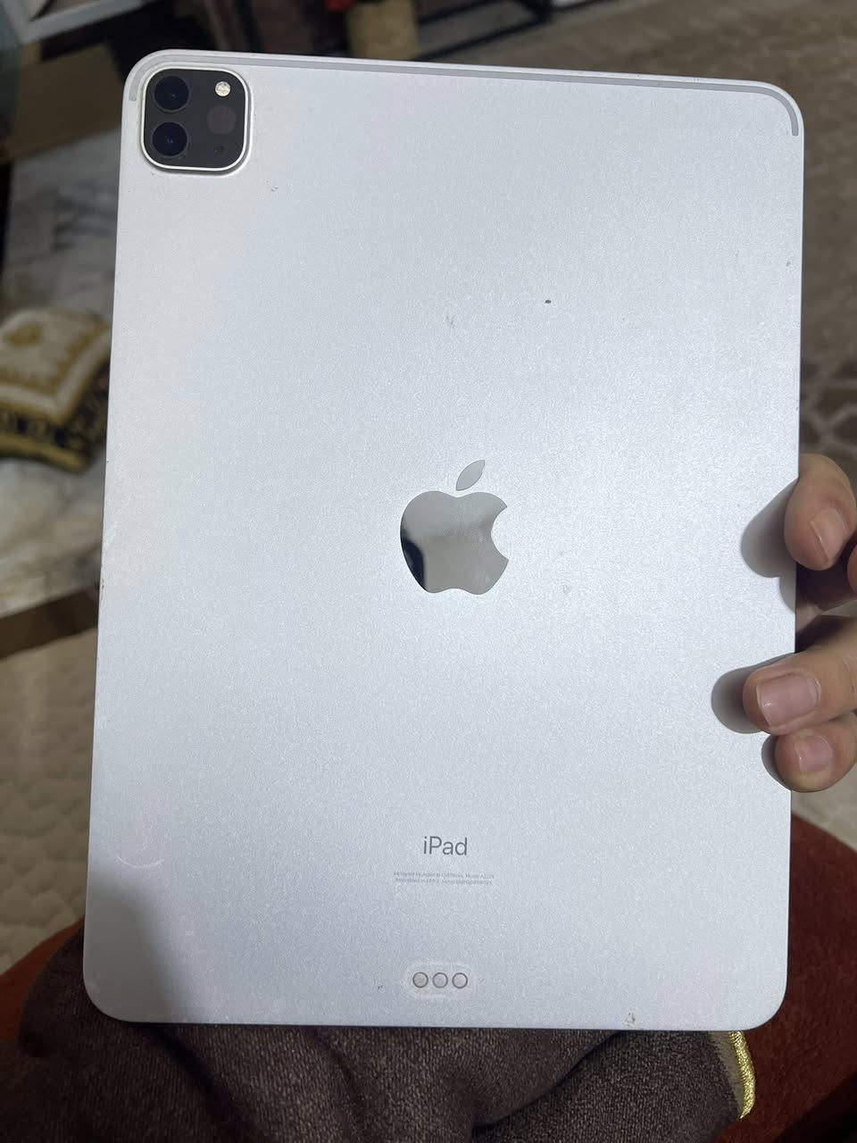 إعلان بيع: 
(مستعمل - بحالة ممتازة)

أبيع iPad Pro 11 الجيل الثاني (موديل 2020) بحالة شبه جديدة، تم استخدامه بشكل أساسي للعب PUBG Mobile فقط. الجهاز سريع جدًا ولا يزال يعمل كالجديد تمامًا، وهو الخيار الأمثل للمهتمين بالألعاب أو الأعمال اليومية بسلاسة عالية.

---

✅ أبرز المميزات (نقاط البيع)

· ✅ أداء متفوق للغاية: مزود بمعالج Apple A12Z Bionic وذاكرة عشوائية 6 جيجابابايت — تؤمن أداءً سلسًا للغاية في جميع التطبيقات وخصوصًا الألعاب الثقيلة مثل ببجي على أعلى الإعدادات.
· ✅ شاشة استثنائية للاعبين: شاشة Liquid Retina مقاس 11 بوصة مع تقنية ProMotion (معدل تحديث 120 هرتز). هذه الميزة تحسن تجربة اللعب بشكل كبير، حيث تجعل الحركة أكثر سلاسة وتقلل من التشويش البصري، مما قد يمنحك تفوقًا في اللعبة.
· ✅ في حالة فنية ممتازة: الجهاز نظيف جدًا، لا يحتوي على خدوش أو صدمات أو كسور.
· ✅ الحماية الأصلية: تم تركيب شاشة حماية ضد الكسر (أصلية) منذ اليوم الأول للحفاظ على الشاشة الأساسية.
· ✅ ملحقات أصلية: السعر يشمل الشاحن الأصلي (الطوب) والكابل الأصلي من Apple.
· ✅ التخزين: سعة تخزين 128 جيجابابايت مناسبة لتثبيت العديد من الألعاب والتطبيقات.

---

📱 المواصفات الفنية الرئيسية

· الموديل: iPad Pro 11-inch (الجيل الثاني)
· سنة الإصدار: 2020
· سعة التخزين: 128 جيجابابايت
· الشاشة: 11 بوصة، Liquid Retina، بدقة 2388 × 1668 بكسل، بتقنية ProMotion (120 هرتز).
· المعالج: A12Z Bionic Chip
· الذاكرة العشوائية (RAM): 6 جيجابابايت
· البطارية: صحتها جيدة جدًا، وتدوم ليوم كامل مع الاستخدام العادي.
· نظام التشغيل: iPadOS (محدث لأحدث إصدار متوافق).

---

🎮 لماذا يعتبر هذا الجهاز مثاليًا للاعبين؟

تم استخدام هذا الجهاز أساسًا للعب PUBG Mobile، وقد تميز بالتالي:

1. الأداء: تشغيل اللعبة على إعدادات HD أو HDR مع معدل إطارات عالٍ (High Frame Rate) كان سلسًا تمامًا بدون أي تقطيع.
2. دقة الاستجابة: شاشة الـ 120 هرتز تستجيب فورًا للمسات، وهو أمر بالغ الأهمية في الألعاب التنافسية.
3. الصوت: نظام المكبرات الرباعية يعطي تج صوتيًا غنيًا، ويساعد في تحديد اتجاه الأصوات بدقة داخل اللعبة.

---

📦 المحتويات

· iPad Pro 11 (الجهاز نفسه).
· الشاحن الأصلي (الطوب) من Apple.
· كابل الشحن الأصلي من Apple (USB-C).

---

🔎 ملاحظة أخيرة

الجهاز تم الاعتناء به بشكل ممتاز. سبب البيع هو الترقية إلى موديل أحدث  .
 السعر ٦٠٠ الف
للاستفسار :
اتصال او واتساب

***********
