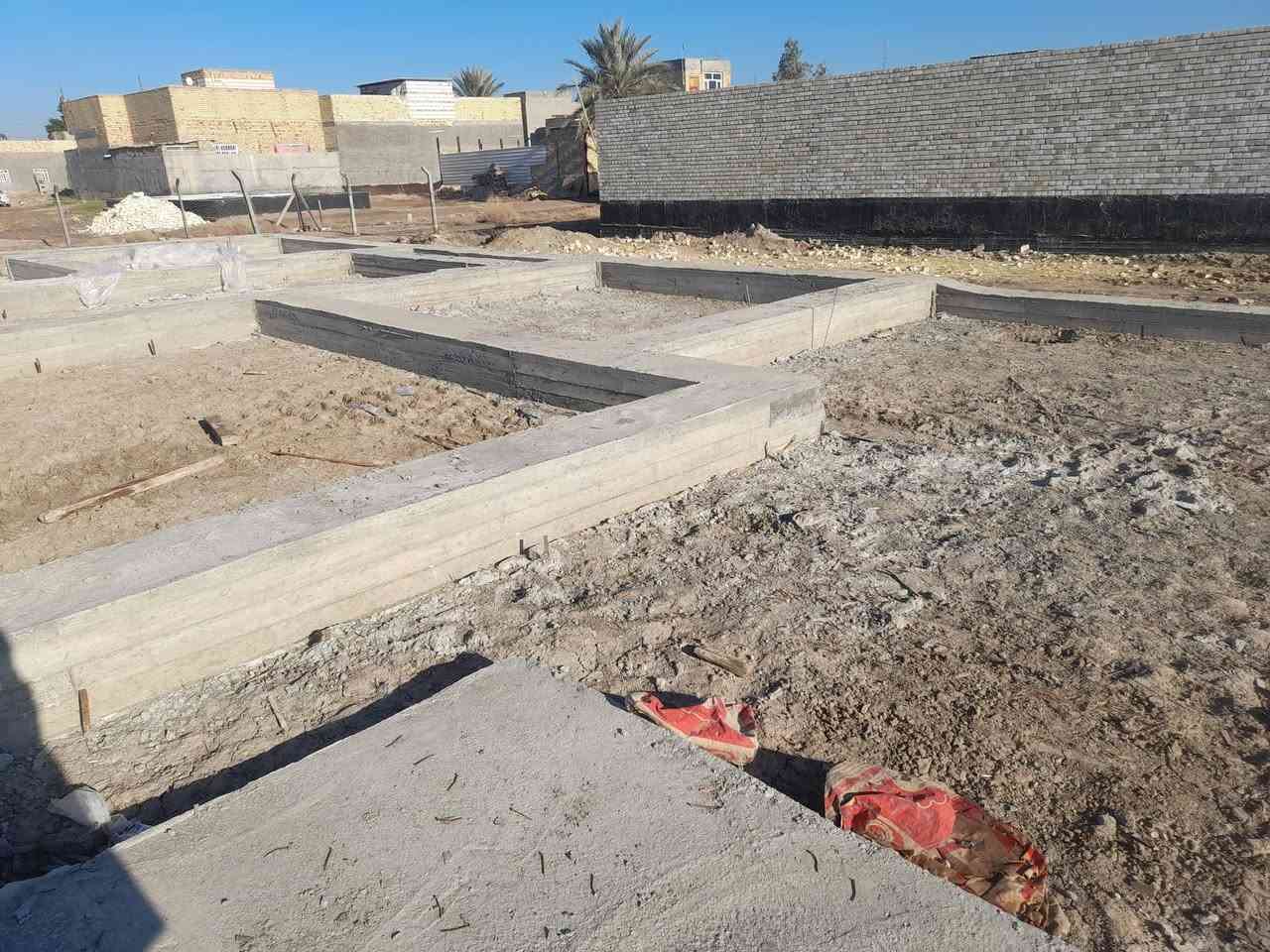 قطعة للبيع مساحة ٢٠٠م طابو زراعي 
واجهة ١٠ م
شارع ٧م تبليط 
مشيد عليها بوكس غرفتين نوم/ صالة /استقبال/ مطبخ 
الموقع المعارة قرب الصورة مجمع محمد كامل 
***********
للأستفسار اكثر مراجعة مكتب الورد للعقار قرب فلكة الساعة مجاور مكتب الجزيرة
