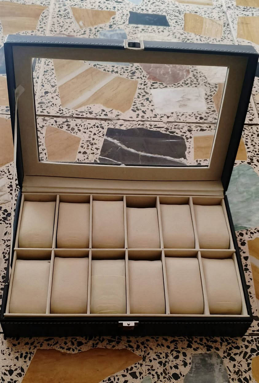 السلام عليكم متاح
حافظ ساعات الكبير سعره 25 الف
حافظ الصغير سعره 15 الف
توصيل ‏‪0774 116 2352‬‏
