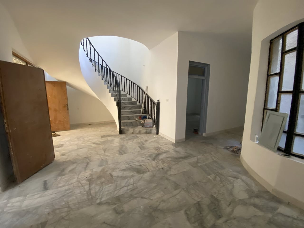 السلام عليكم
دار سكني للبيع مساحه 150 متر واجه 7.5* 20
الموقع بلديات ال un شارع 30  شارع 10 رابع بيت عن شارع 30
الدار محدث من كل النواحي 
يحتوي الطابق الارضي عل استقبال ومطبخ وغرفه معيشه وغرفه نوم وصحيات 
الطابق الثاني يحتوي عل غرفتين نوم وصحيات ومخزن 
علما ً ان الدار فارغ وجاهز للسكن
للاستفسار *********** 
الموقع 👇🏻
https://maps.app.goo.gl/q8kj4Li3PLVjDjXh6?g_st=com.google.maps.preview.copy
