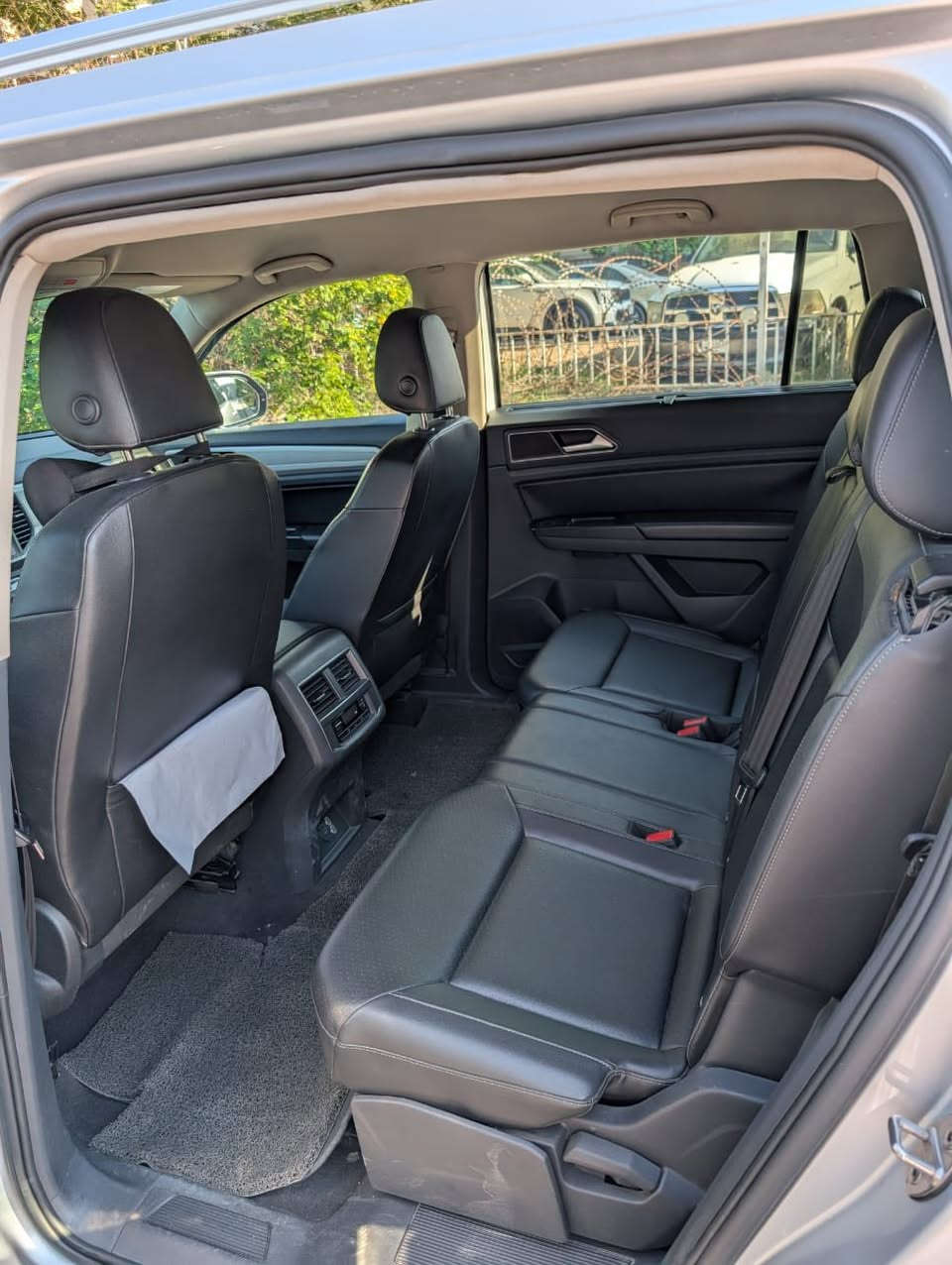 السلام عليكم ... . فولكس فاكن اطلس موديل 2018. مواصفات SE .  عدد المقاعد 7 .تبريد قطعتين .شاشة تحكم .هاند بريك بصمة. اربع ابواب بصمة دخول ذكي.حساس مري . رادار خلفي  السيارة  حلو جاهزة  بدون مصرف . صيانة كاملة مسويها . صدر امامي و خلفي بل كامل و صيانة مكينة و كير و فلاتر و دهن . كله يم شركة سكودة  مسوي قبل شهر . تخم تاير جديد. رقم انكليزي جديد هاي الصور قديمة الحادث والسونار مرفق بلصور كل التفاصيل واضحة. السيارة ماشية ١٤٤ الف  كيلو متر. السعر ١٩،٠٠٠$ او بيهة مجال
الاتصال *********** واتساب
