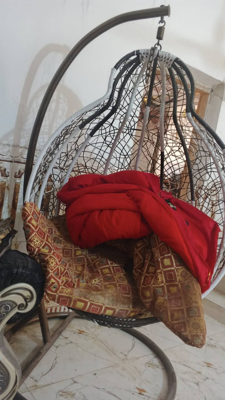 كرسي عش العصفور جديد شرط بترابه مامستخدم ابد  شرط فحص اصلي حديد قوي تحمل نص طن يعني تشيل 500 كيلو اكثر اللون جوزي ابيض مو احبال لا سيام حلوه كلش هيه ومخدته وياها كامله المكان كربلاء حي الميلاد السعر 150 شراي تفضل ***********
