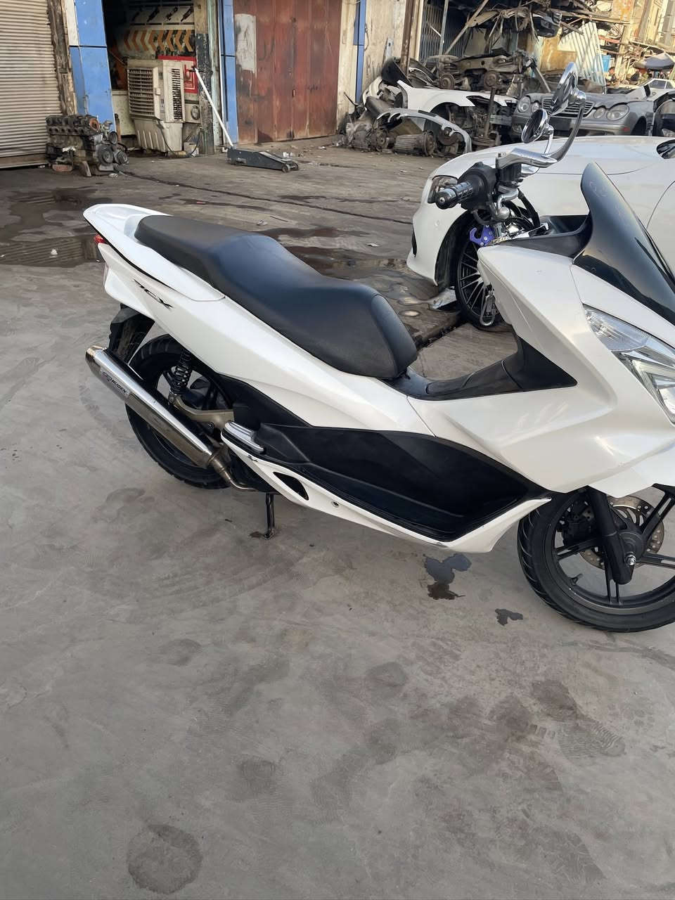 سلام عليكم
PCX 
جيل ثاني 
مكينة 125
ماشيه 25الف
مكينة مكفوله 
كفرات مكفولات ماعدة الجهة اليسره مال بجم 
صور المزاد وكتلوكو ورقم الشاصي موجود دراجة نضيفة من أخذته من الرمبه هم شاديلهة الصلنصة طابق رقم الشاصي ويا ورقة المزاد مكاني سبع ابكار أو شارع الكفاح 
***********
