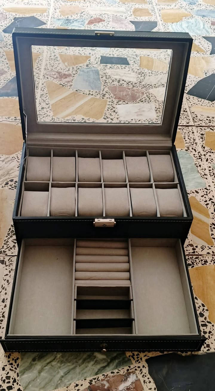 السلام عليكم متاح
حافظ ساعات الكبير سعره 25 الف
حافظ الصغير سعره 15 الف
توصيل ‏‪0774 116 2352‬‏
