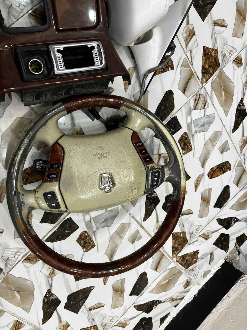 السلام عليكم اخوان 
غراض ملكه للبيع 
دركه ماجسته شاهينه ملكه 
مرايات اماميه ملكه اصليات صدفيات 
دعاميه امامي بدون ي كسر فقط يرادلها صبغ 
احزمه خلفيه 
بك لايت جهه اليمنى ملكه
مكاني النجف الاشراف 
رقمي ***********
