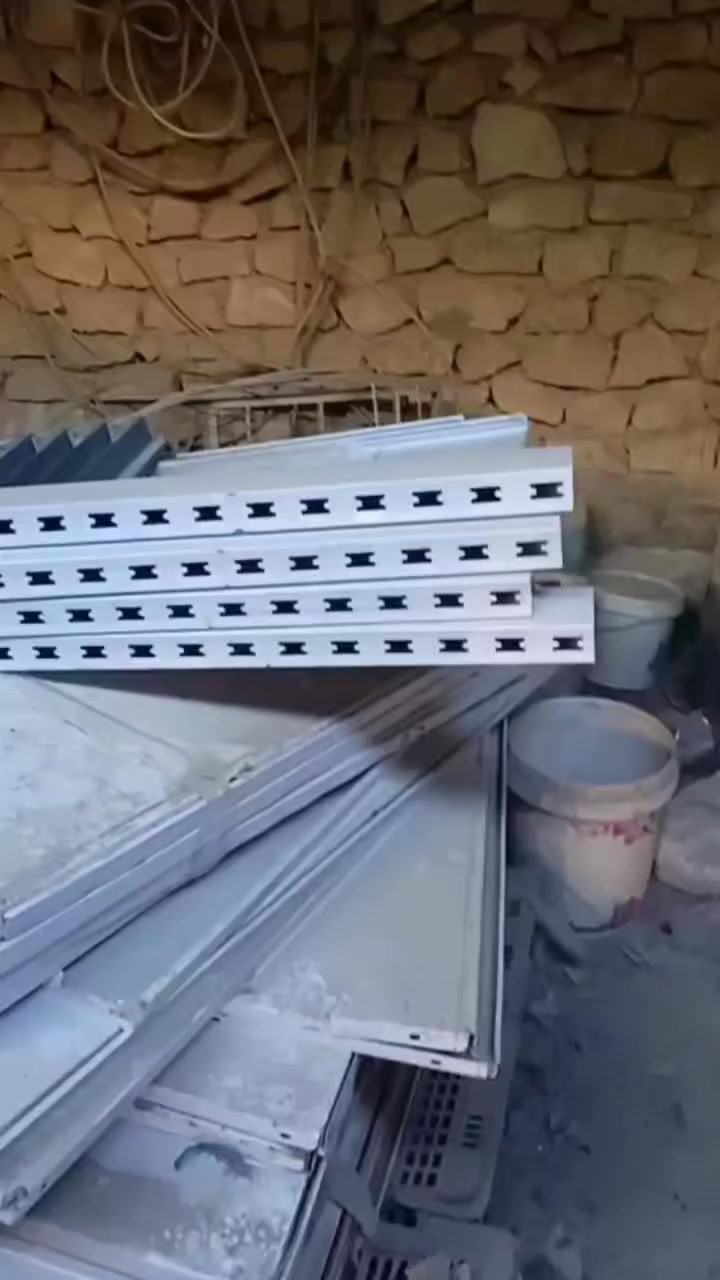 رفوف للبيع + سفينه اربع امتار
جانت محل كامل طول تقريبا عشره متر وعرض اربعه متر 
عددها تقريبا ١٠٠ رف ما اعرف كم متر 
نظيفه بعدها سعرها مناسب هي والسفينه شلع 
تعال شوفها ونتفق ع سعر العنوان الرمادي 
للاستفسار اتصال ع رقم 
***********
