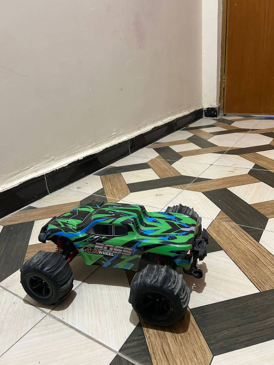 هذه سيارة سباق مونستر تعمل بالتحكم عن بعد طراز MT660 من ماي تويز هوبيواي تايفون.
• تتميز بتروس معدنية شديدة التحمل مع تصميم تروس تفاضلي.

• مزودة بعمود محرك أمامي عالمي CVD يوفر سرعة وقوة إضافية.

• تأتي مع بطاريه ليثيوم أيون بقوة 7.4 فولت و 1500 مللي أمبير في الساعة لوقت لعب إضافي.

• السيارة ذات دفع رباعي (4WD).

السعر خاص


**إذا كنت صاحب هذا الإعلان وتريد حذفه لأي سبب، رجاءا أرسل رسالة إلى الدعم الفني**