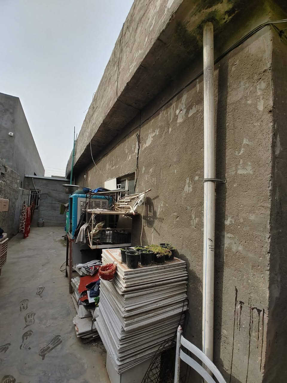 بيت للبيع المساحة 500 متر مربع يبعد عن الشارع العام 100 متر العنوان 🧭 قضاء المدائن  سلمان باك الجعارة 
***********
