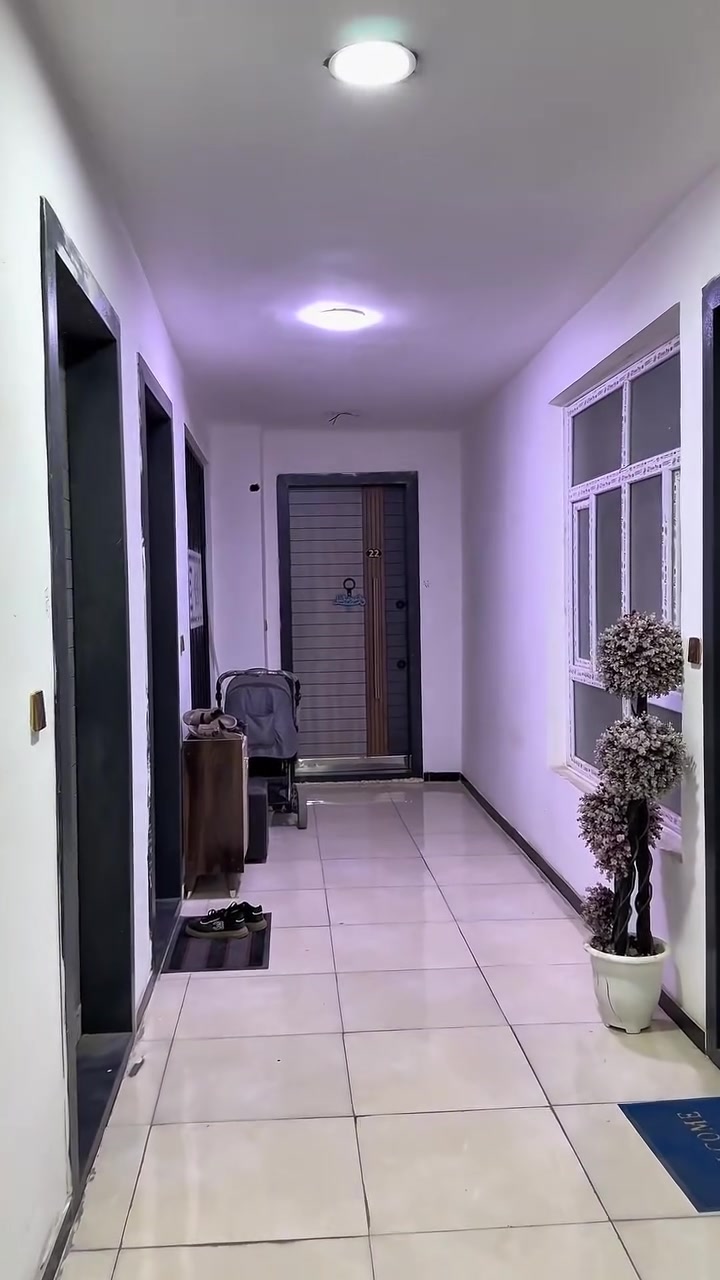 شقة للبيع بدون دلالية منطقة الاعظمية المقبرة الملكية فرع مركز شرطة الاعظمية مساحة الشقة 93م طابو ملك صرف الشقة طابق ثالث خلفي معزول تحتوي الشقة على صالة وغرفتين ومطبخ معزول وحمام الشقة بناء حديث تحتوي العمارة على مصعد شغال 24/7 وكذلك تحتوي على ساحة واسعة للسيارات تانكي وماطور ماء خاص لكل شقة

"للتواصل واتس: ***********"
