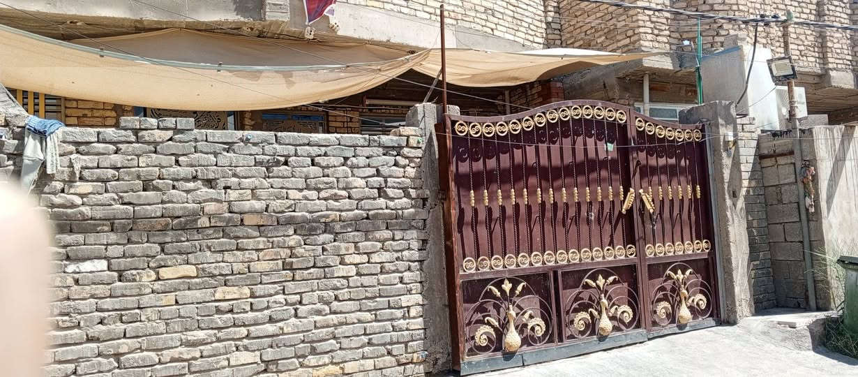 بيت للبيع بكاع علي راضي شارع رقم 8 نهايتة  الشارع على الايمن بل بداية يحتوي على غرفتين وصاله ومطبخ بارد ومطبخ حار وستقبال والسعر ( ١١٥) رقم *********** وبية واتساب
