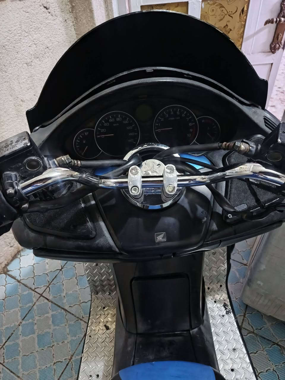 بانالسلام عليكم فورزه 08 دراجه حماوه جوه نص دهن امزويل كامله للخير نقص بيه كلج الامامي تعبان فقط ( ملاحظة مراوس بجيتي ار فقط) ***********مكاني بغداد
