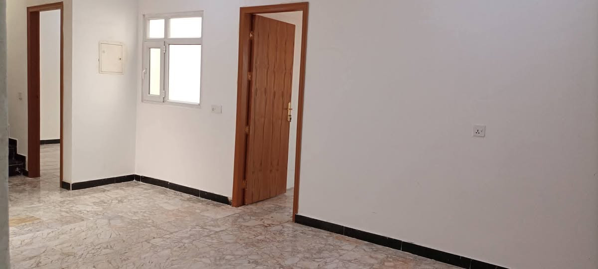 � دار للبيع - او الإيجار
المناذرة / مجمع قرية السلام - دور الاطباء 
موقع ممتاز حرف T قريب جداً عن السنتر ، بداية شارع المدرسة
🏬 فرصة ممتازة للسكن العائلي المريح ✅ او الاستثمار التجاري ( روضة ⏺️ مؤسسة  ⏹️ مكتب 🌟 
⬅️ جاهز للسكن وأستيعاب عائلة كبيره 
📐 المساحة: 219 متر
🔹 التفاصيل:
 • طابقين
 • 4 غرف نوم واحدة منها ماستر + استقبال واسع ومريح+ 2 صالة
 • مطبخ كبير 
 • حديقتان 
 • كراج سيارة
💰 البيع حسب رغبة المشتري ( كامل المبلغ نقداً ) او ( مقدم نقدي + تقسيط القرض للمصرف ) 
🏦 مبلغ القرض من المصرف العقاري: 125 مليون دينار
 التسديد الشهري 662 الف دينار
⛔ تسليم سند طابو + المفتاح

📍 الموقع: المناذرة — قرية السلام — دور الاطباء
للاستفسار اكثر *********** يوجد وتساب
