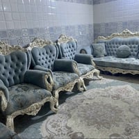 قنفه ام نفر • ميز كبير • معرض