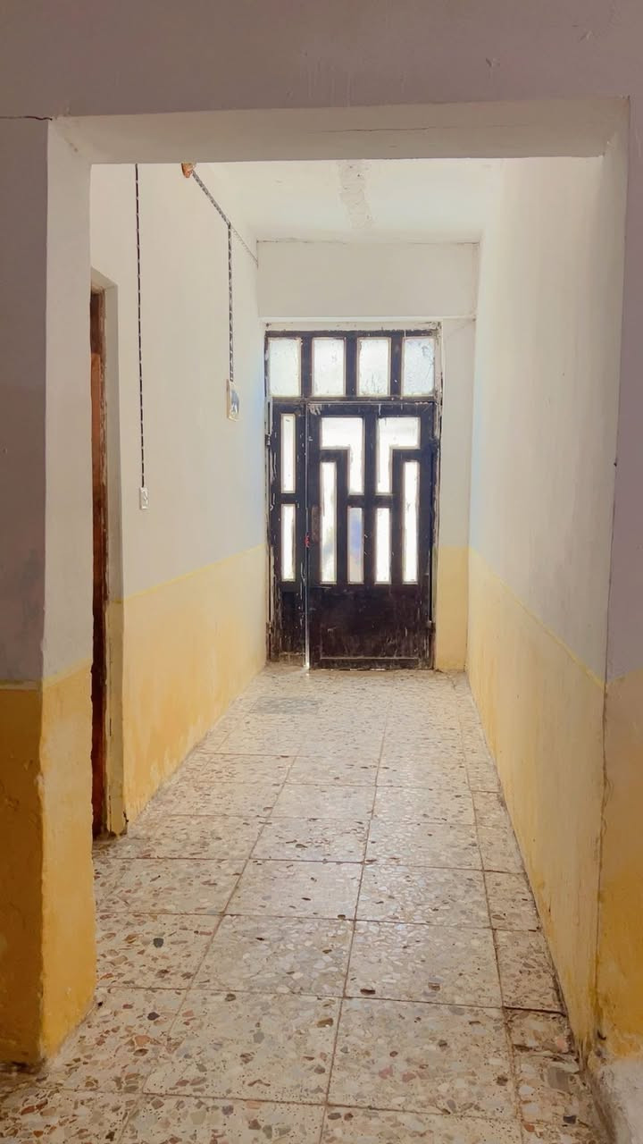 :
🏡 **بيت للبيع في النجف الأشرف - قضاء المشخاب** 🏡
**الموقع:** النجف - قضاء المشخاب - حي المعلمين.
**المساحة:** 200 متر مربع.
**تفاصيل البيت والتقسيم:**
 * 🛏️ غرفتين نوم.
 * 🛋️ صالة واسعة + استقبال مريح للضيوف.
 * 🍳 مطبخ.
 * 🚿 حمامات داخلية وخارجية.
 * 🧱 **نوع البناء:** بلوك.
**المميزات والخدمات:**
 * ⚡💧 جميع الخدمات متوفرة بالكامل (ماء، كهرباء، وغيرها).
💰 **السعر:** 40 مليون دينار (وبيه مجال للشراي القاصد).
📞 **للاستفسار والتواصل:**
يرجى الاتصال على الرقم: ***************
