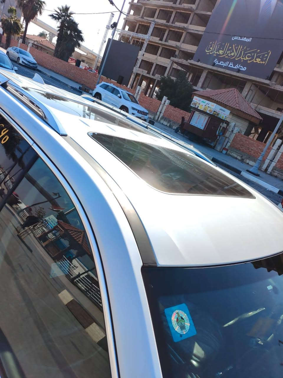 CHEVROLET TRAVERASE HIGH COUNTRY  2021 FULL OPTION
شيفروليه ترافيرس هاي كانتري 2021 فول فول مواصفات 

1. المحرك: سعة 3.6 لتر V6 بقوة 310 حصان  .

2. ناقل الحركة: أوتوماتيكي بـ9 سرعات  .

3. نظام الدفع: دفع رباعي (AWD)  .
4. تبريد ثلاث قطع 

5. التسارع: من 0 إلى 100 كم/س في 7.7 ثانية  .

6. عدد المقاعد: 7 مقاعد  سياحي جلد تدفئة وتبريد

7. سعة صندوق الأمتعة: 651 لتر  .

8. أنظمة الأمان: تتضمن نظام كشف حركة مجسم، ABS، توزيع قوة الفرملة إلكترونيًا (EBD)، مساعد الفرامل (BA)، مثبت السرعة، نظام المساعدة على تسلق التلال، كاميرا خلفية، وأجهزة استشعار الاصطفاف الأمامية والخلفية  .

9. التقنيات الداخلية: شاشة تعمل باللمس مقاس 8 بوصات، نظام صوتي من Bose، دعم Apple CarPlay وAndroid Auto، شحن لاسلكي، نظام ملاحة، ومكيف هواء أوتوماتيكي بثلاث مناطق  .

10. المزايا الخارجية: عجلات 20 بوصة من الألومنيوم، مصابيح أمامية LED، مصابيح ضباب أمامية وخلفية، مرايا جانبية مع إشارات انعطاف، باب خلفي كهربائي، وقضبان سقف  .
11.المسافه المقطوعة  70 ألف كيلو متر 

12.وارد كندي 

13.حادث السياره  دعاميه اماميه فقط 

14.السياره  مرقمه رقم بغداد باسمي  رقم وسنويه

15. السياره موجودة في البصره  
للاستفسار أكثر وإرسال صور الحادث والسعر يرجى المراسلة ع الرقم
***********
 يوجد واتساب
