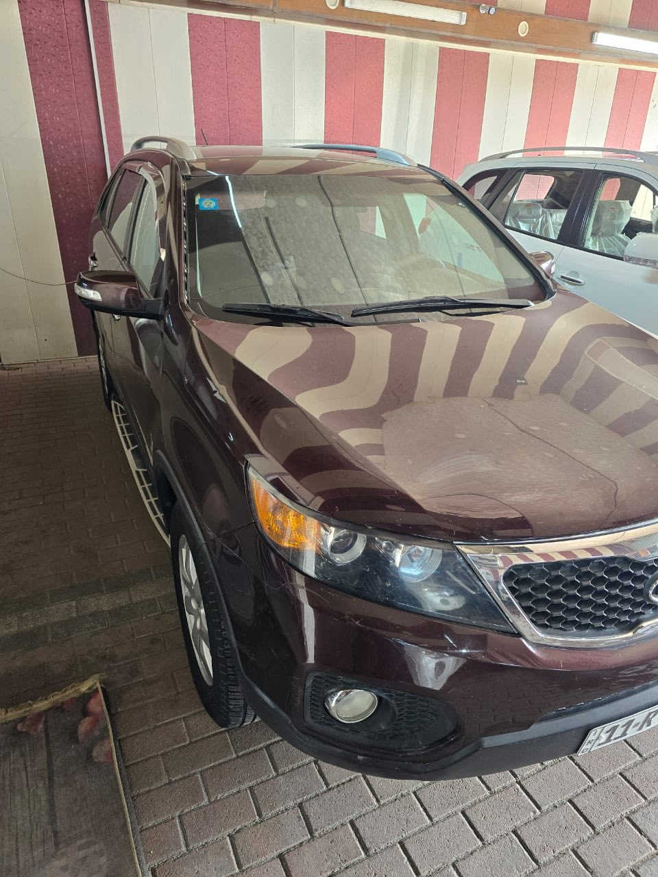 سلام عليكم عندي سورنتو موديل12امريكي لون ماروني محرك 2400 رقم بغداد سعر145 بيه مجال الرقم ***********
