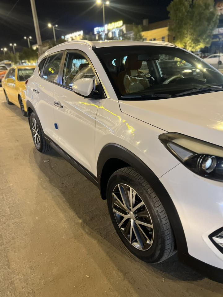 توكسان 2017 وارد خليجي للبيع باسمي 
السيارة جاهزة من كولشي ماعيزه برغي موجودة بالنجف للتواصل واتساب فقط على الرقم *********** ربع بنيد امامي فقط  . 
السعر / 169 ورقة فقط 
ماشية / 126 كيلو متر 
اللون / ابيض 
المواصفات / 
محرك 4 سلندر 2.0 بنزين
 • ناقل حركة أوتوماتيك
 • دفع أمامي
 • لون خارجي أبيض
 • مصابيح أمامية LED
 • كشافات ضباب
 • جنوط ألمنيوم
 • مرايا كهرباء
 • نظام ABS + Airbags
 • مكيف هواء ممتاز
 • شاشة وسطية + بلوتوث (حسب الفئة)
 • 5 ركاب – سيارة عائلية مريحة
 • صرفية وقود اقتصادية
