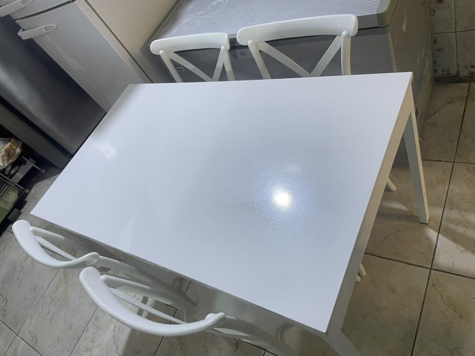 ميز خشب ارجل حديد كراسي عظم عاج الاصلي سعره ١٠٠ الف مكاني بغداد ***********
