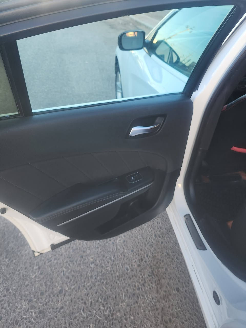 السلام عليكم  ... جارجر موديل 17 اصل SXT رقم بغداد بسمنه شاشه كبيره كار بلي حساس خلفي كشن مخمل حضن مغلف جلد طخم تاير السياره داخله كلين بيه بصمتين اصليات بس صار بيه شي بسيط موضح بل صوره للاستفسار هذا رقم *********** ... السعر 200
