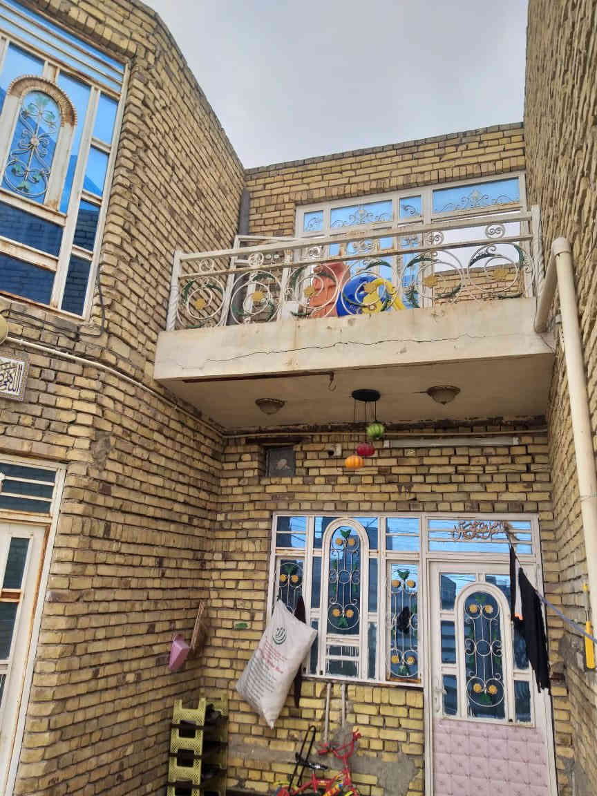 البيت للبيع المساحه 200 متر في حي الصادق الرفاق سابقآ طابق واحد على شارع عشرين الستفسار مباشر صاحب العقار ***********
