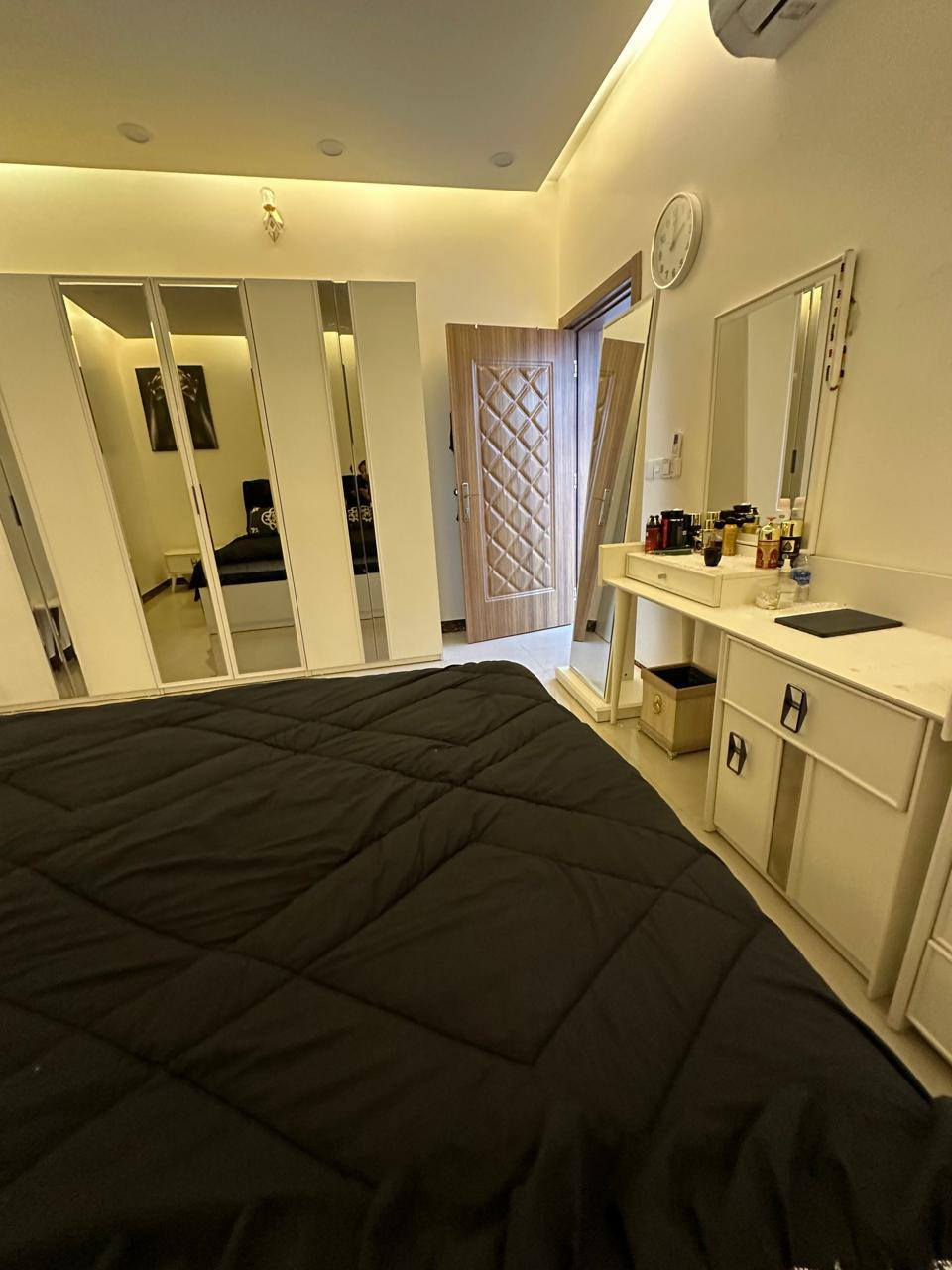 🏠 شقة للإيجار في الأعظمية
شقة مميزة للإيجار في الأعظمية – شارع الضباط، ضمن بناية حديثة وموقع هادئ وقريب من جميع الخدمات.

📐 المساحة: 114 متر مربع
🏢 الطابق الثالث
🛋️ مؤثثة بالكامل
📍 الموقع: الأعظمية – شارع الضباط – بناية الغيث

مناسبة للعوائل وتتميز بموقع راقٍ وسهولة الوصول إلى الأسواق والخدمات.

📞 للاستفسار والتواصل:
***********

