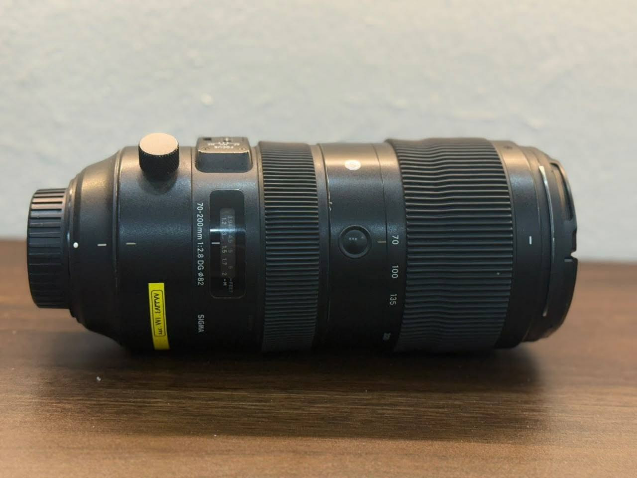 العدسة هي Sigma 70-200mm f/2.8 DG OS HSM Sports بتركيب Nikon F، وهي من أقوى عدسات سيغما الاحترافية. إليك التفاصيل الشاملة:
العدسة هي Sigma 70-200mm f/2.8 DG OS HSM Sports بتركيب Nikon F، وهي من أقوى عدسات سيغما الاحترافية. إليك التفاصيل الشاملة:

المواصفات

النوع: تليفوتو زوم احترافي.

المدى البؤري: 70–200 مم.

فتحة العدسة: f/2.8 ثابتة على جميع الأطوال.

مثبت الصورة (OS): نعم، يساعد على التصوير بسرعات غالق أبطأ.

محرك التركيز: HSM (هادئ وسريع).

قطر الفلتر: 82 مم.

الوزن: حوالي 1.8 كغ.

بلد الصنع: اليابان.

الاستخدامات

تصوير الأعراس والمناسبات.

تصوير البورتريه باحترافية.

التصوير الرياضي.

تصوير الطيور والحياة البرية (للمسافات المتوسطة).

تصوير الحفلات والمسارح.

جودة الصورة

حادة جدًا من f/2.8، وتزداد الحدة عند f/4.

عزل خلفية جميل بفضل فتحة العدسة الواسعة.

مقاومة جيدة للغبار ورذاذ الماء.

جودة تصنيع ممتازة ومناسبة للاستخدام الشاق.

التوافق مع كاميرات نيكون

تعمل مع كاميرات DSLR ذات قاعدة Nikon F مثل:

D750

D780

D850

D500

D810

D610

D7500

D7200

D5600

D3500 وغيرها.


**إذا كنت صاحب هذا الإعلان وتريد حذفه لأي سبب، رجاءا أرسل رسالة إلى الدعم الفني**