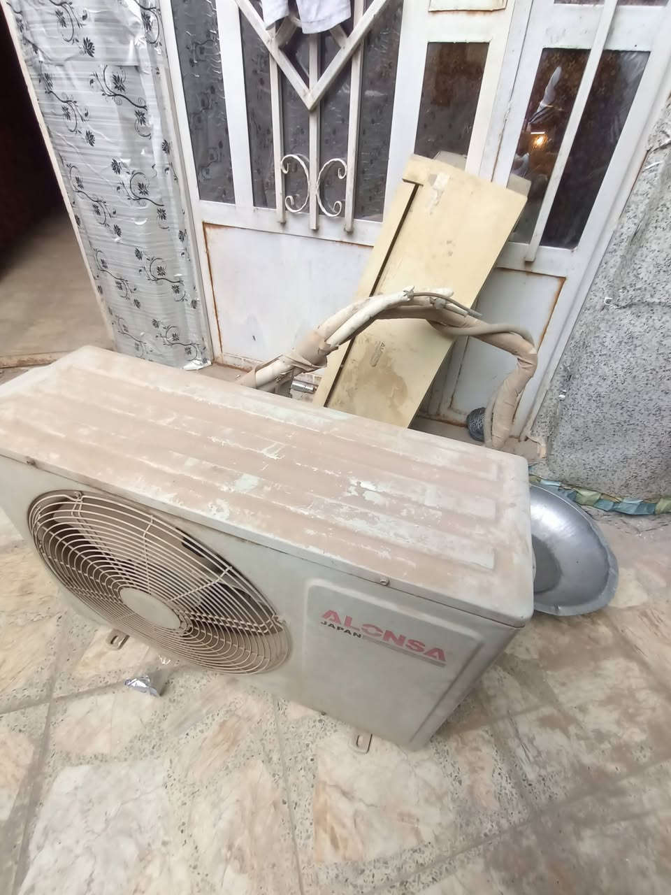 واحد طن. نقص بس غاز. نضيف بس شوية اتراب. الريمونت والحاملة وياه.
