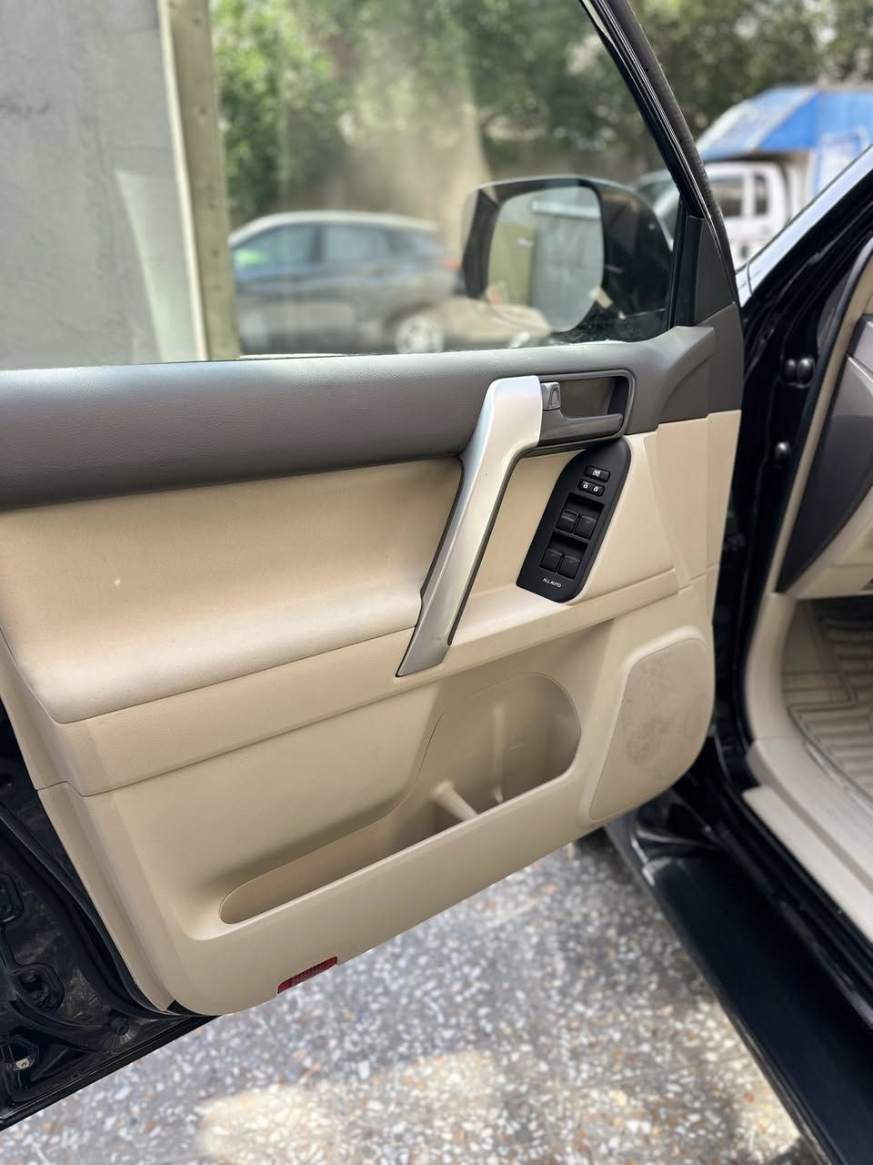 للبيع تويوتا برادو TXL اسود اللون وكالة ساز موديل 2022 مكفولة من البارد والصبغ والتبديل والدبل كود ماشية 71 الف كيلو حقيقي صيانة السيارة بشركة ساز من زيرو معروفة مواصفات TXL مكانها بغداد الكرخ السعر المطلوب 41800$ وبيها محال بسيط للاستفسار *********** اسف ع الاطالة 
السياره فتحه بصمه دخول (تشغيل عن بعد)
شاحن لاسيكي فور ويل ًسبير تعليك بجم زنون زراك لايت .
