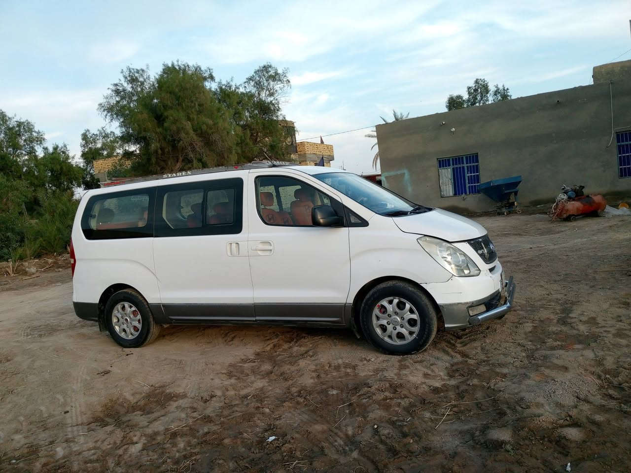 سلام عليكم للبيع ستاركس موديل 2014رقم انكليزي مصفره رقم بصره سياره مكفولة كفاله عامه حداديه كهربائيات تخم تاير جاهزه لاستفسار ***********
