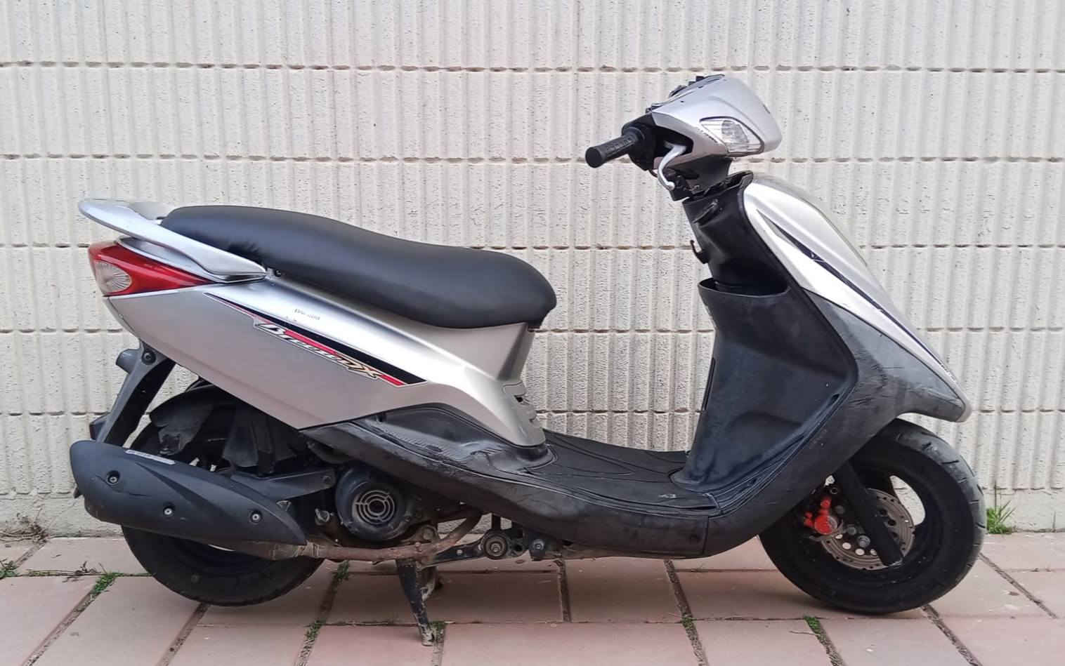 السلام عليكم
السلام عليكم 
بريز 140 كابريتر 
مكينة مكفوله ما مفتوح بيهه برغي 
كل شي شغال ما بيهه اي نقص 
كفرات بلادية كلهه ختم واحد ويه السوادات 
مكان الدراجة بالصالحية 
السعر 650 قفل من الاخير بدون عملة 
للاستفسار  ***********
