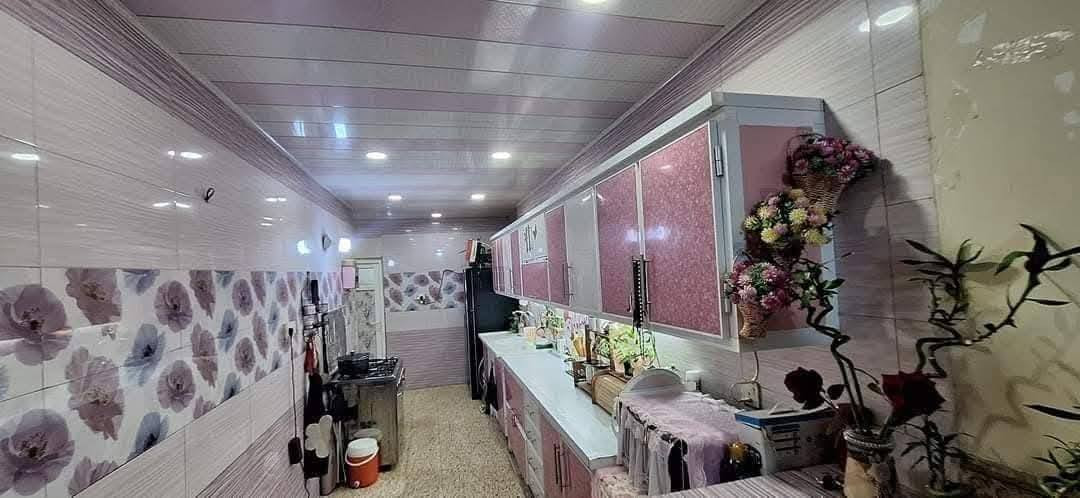 دار للبيع او المراوس في منطقة الإسكان قرب المجمعات الطبيه
(خلف التجاري)
 خلف مجمع المعمار الطبي 
فرع صيدلية الحسنين 162 متر طابقين 
يصلح ان يكون مذخر او مخزن او سكن  
الطابق الأرضي 
استقبال كبيره 7*5
صاله كبيره 6*5
غرفة نوم عدد 2
صحيات عدد 2
مطبخ 6*3
خلفيه متروكه 9*5

الطابق الأول مشتمل معزول عن البيت ومؤجر
يحتوي على 
صاله 7*5
غرفة نوم 5*4
مطبخ 3*3
منور 
صحيات 
للإستفسار عن السعر الاتصال على الرقم 
***********
***********
او المراسله وبخدمتكم
