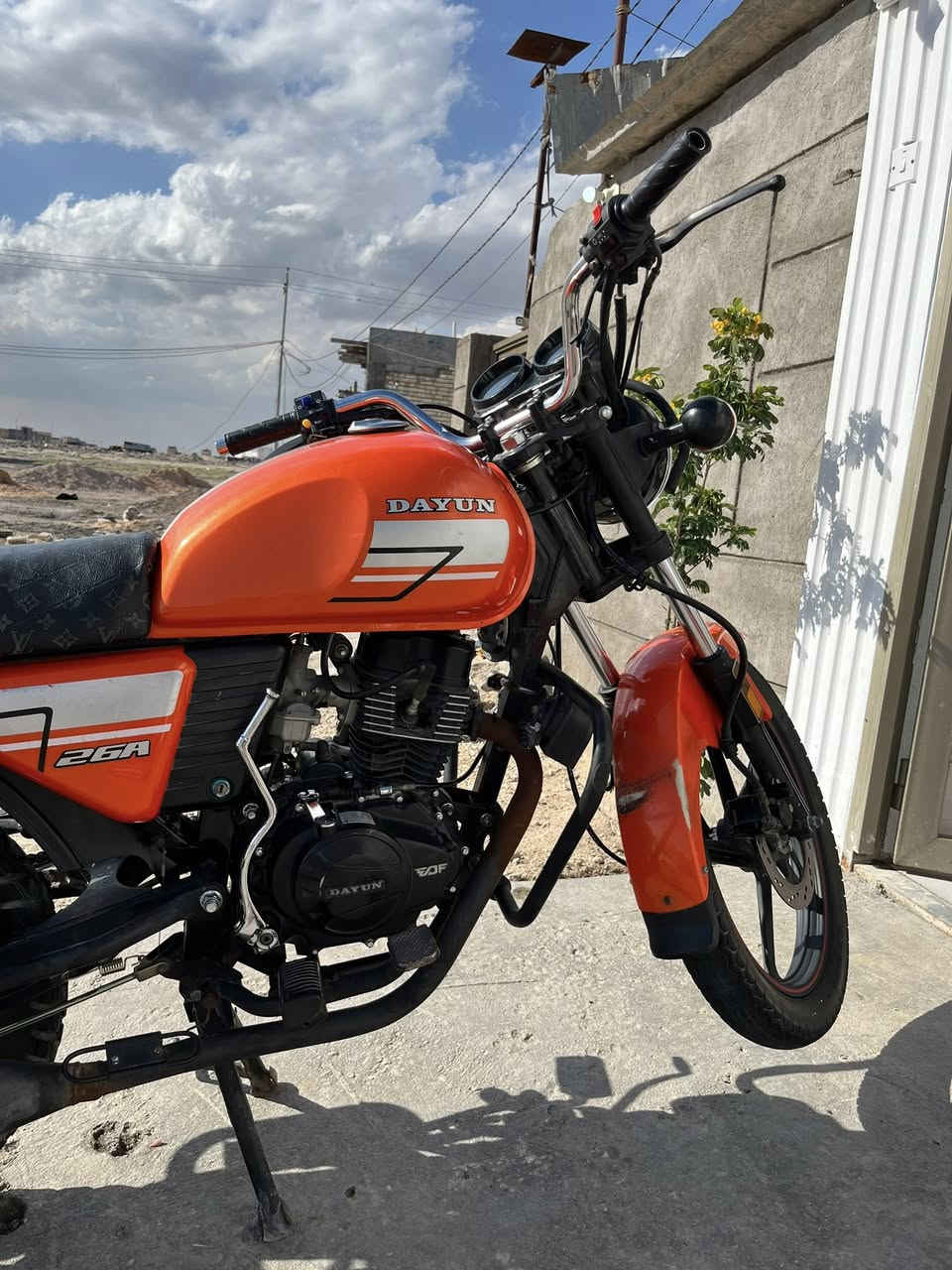 دايون نفخ لون برتقالي موديل ٢٠٢٠  طالعه سنة٢٠٢١ بشهر الثامن دراجة نضيفة ومابيها نقص ما مفتوح منها برغي على ايدي وبأسمي السعر ( مليون و٣٠٠ الف ) ما متواجد على النت للأتصال ***********
