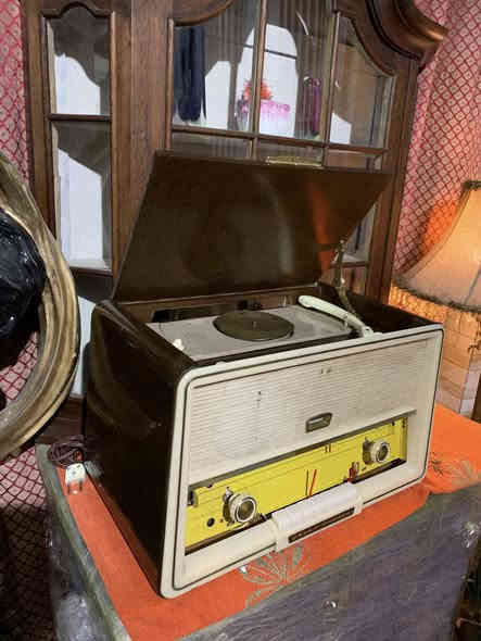 راديو  كرام لمبات fm  
الشاشة مكسورة 
ابيعه هلموجود 
كهرباء متوصل للجهاز 
سليمانية توصيل لكافة المحافظاتً
***********
