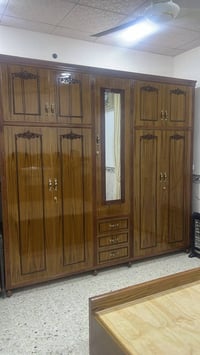 غرفة نوم طابقين • خمس أبواب • شغل درجة أولى